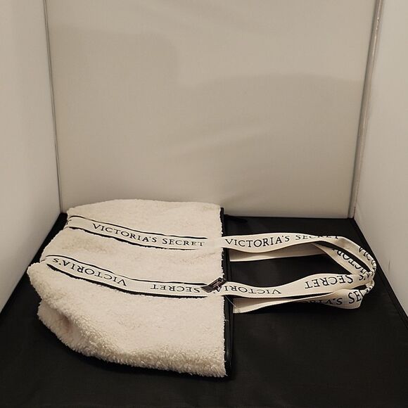 BRAND NEW VICTORIA'S SECRET LARGE TOTE BAG COZY PLUSH SHERPA FLEECE - Picture 6 of 12